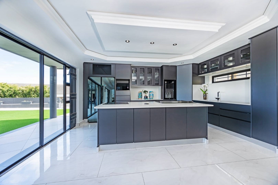 8 Bedroom Property for Sale in Plattekloof Western Cape